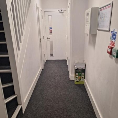 Deluxe Single Room Only For One Adult Northolt  외부 사진
