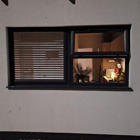 Deluxe Single Room Only For One Adult Northolt  외부 사진