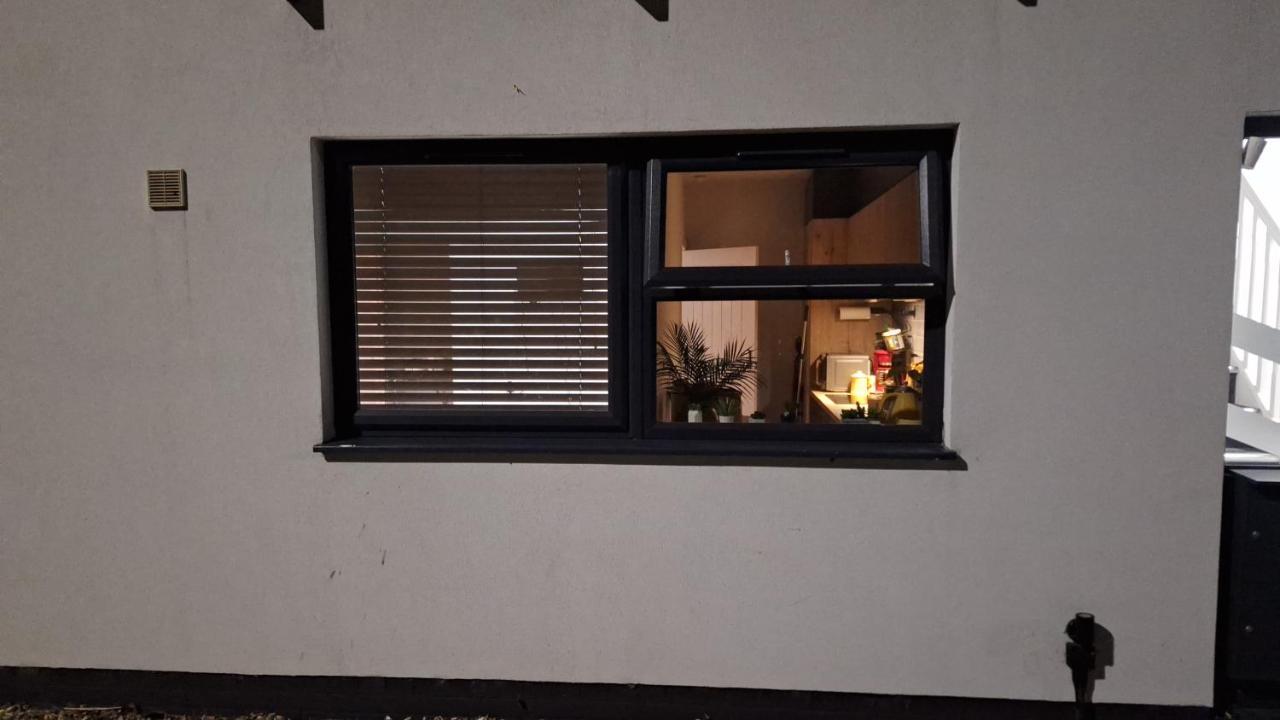 Deluxe Single Room Only For One Adult Northolt  외부 사진