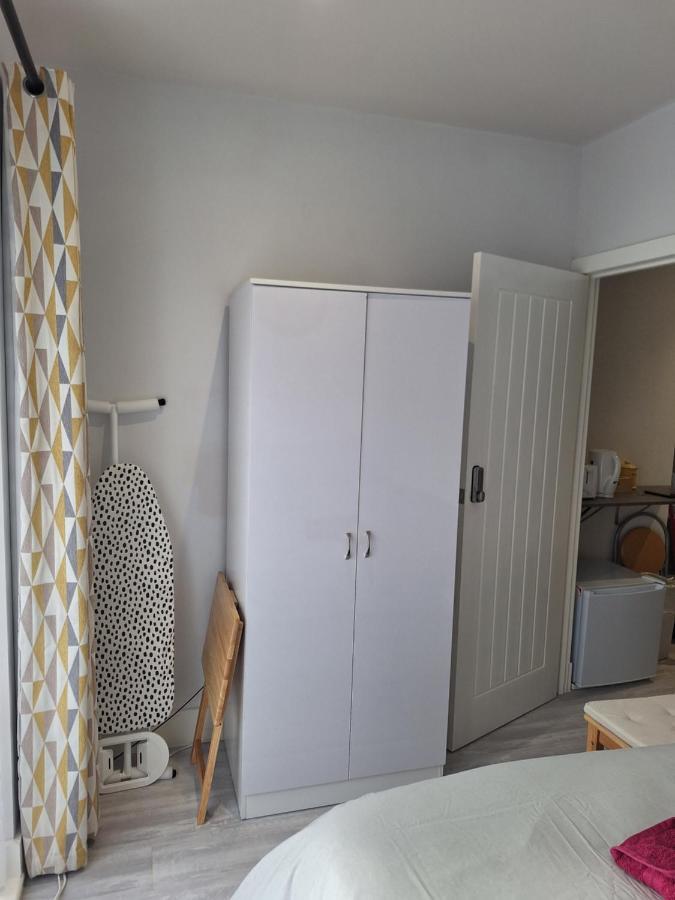 Deluxe Single Room Only For One Adult Northolt  외부 사진