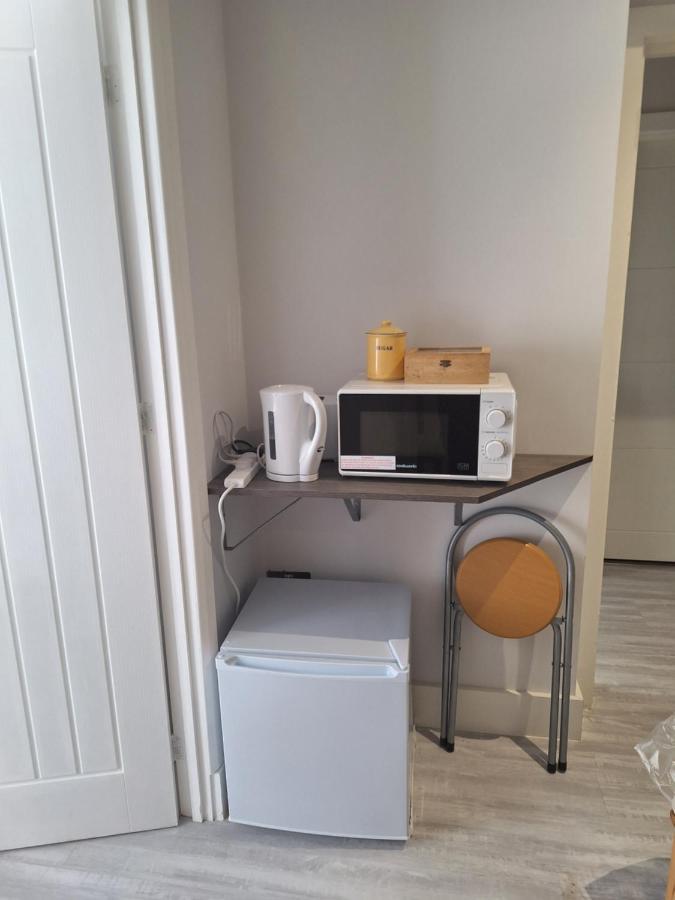 Deluxe Single Room Only For One Adult Northolt  외부 사진