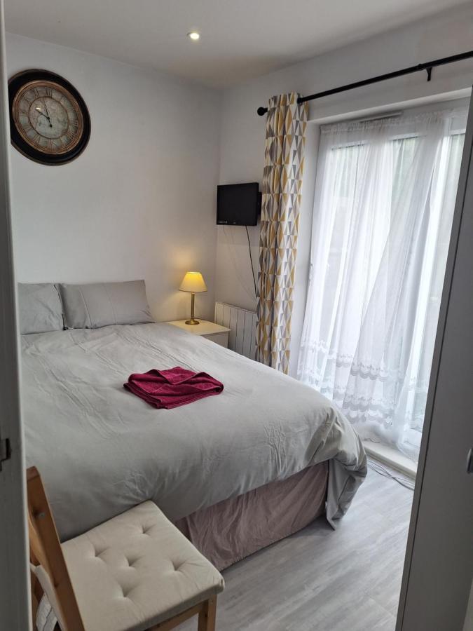 Deluxe Single Room Only For One Adult Northolt  외부 사진